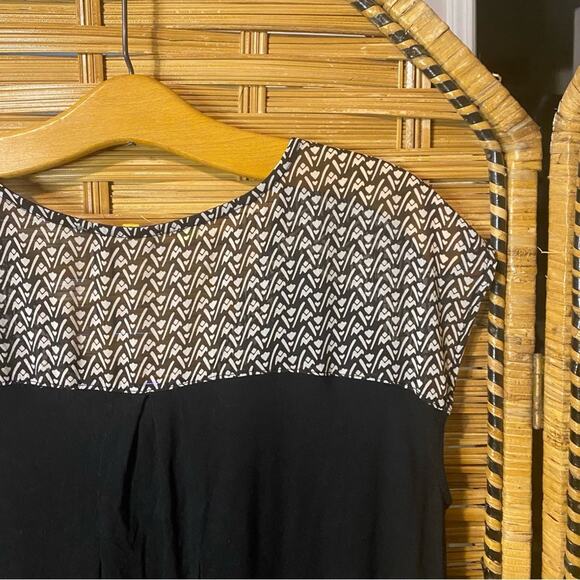 Little yellow button Black and Gray Asymmetrical Sleeveless Blouse large - Picture 4 of 5